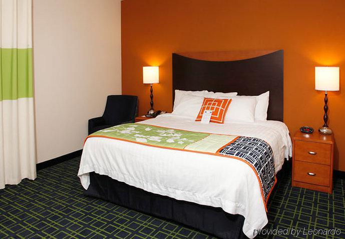 Fairfield Inn And Suites By Marriott Madison East Room photo